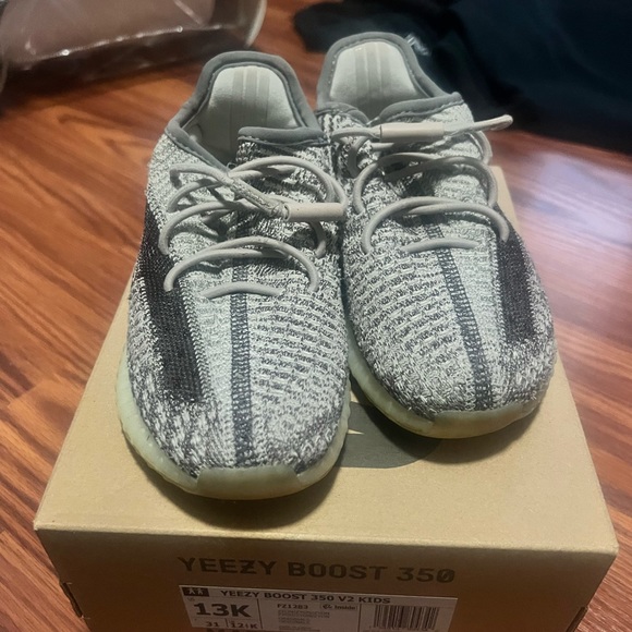 Yeezy boost 350 youth sneakers - Picture 1 of 5